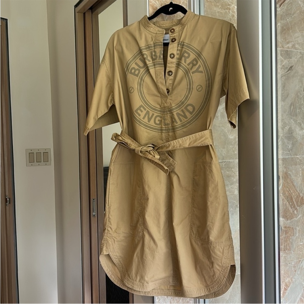 BURBERRY Abbie Smoke Stitch Cotton Twill Dress with Graphic Logo in Khaki Size 6 - Picture 3 of 7